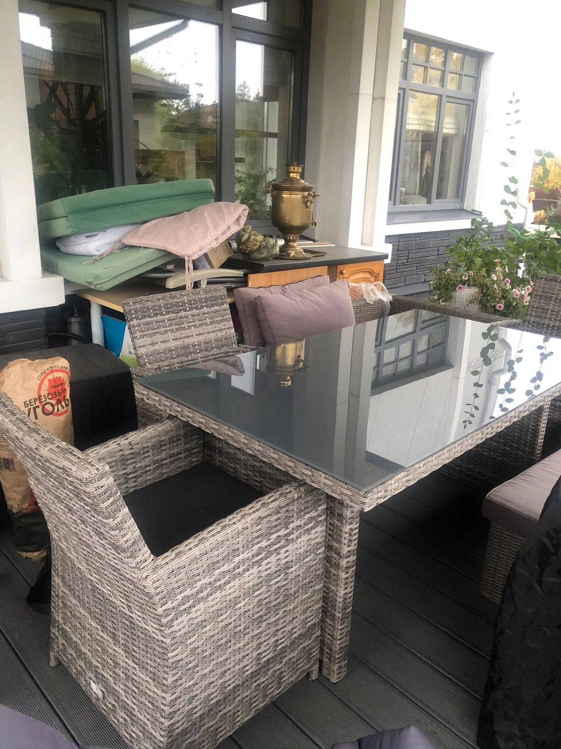 Комплект мебели из искусственного ротанга FIONA со стеклянным столом: надёжное решение для ежедневных трапез и праздничных застолий на свежем воздухе